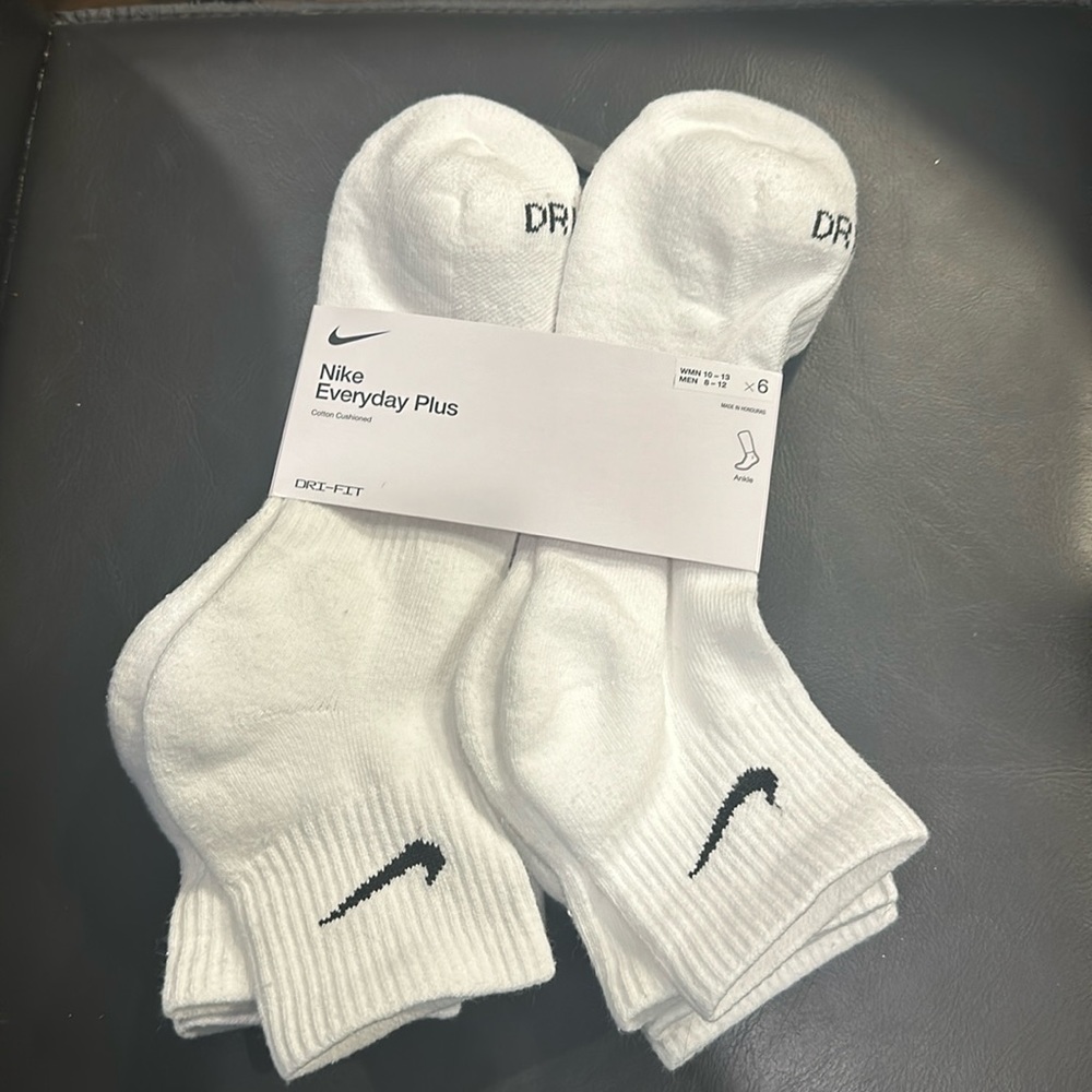NWT white Nike Everyday Plus socks